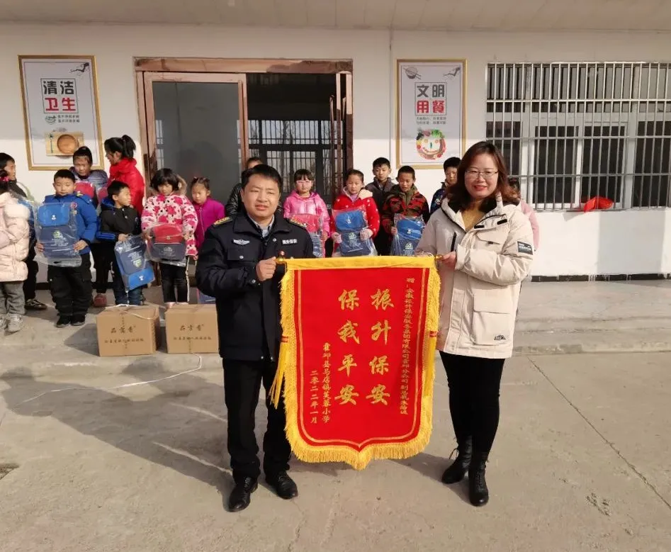 集团霍邱分公司获赠锦旗两面