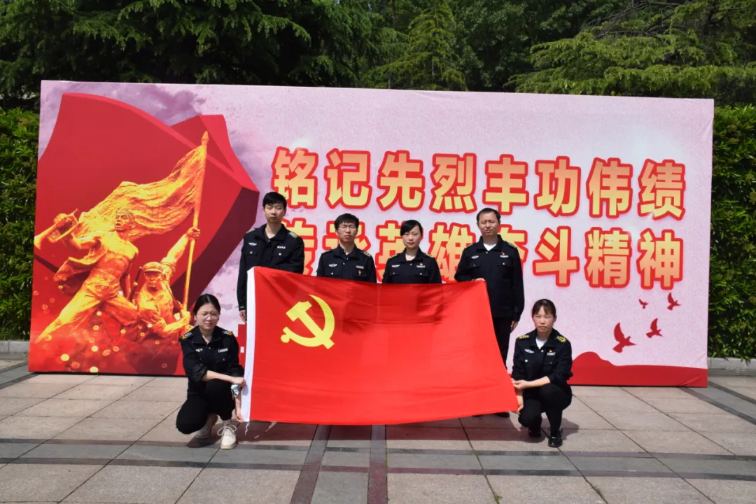 党旗在振升飘扬  党员在岗位闪光
