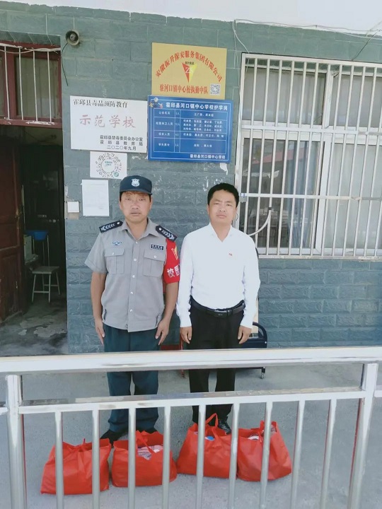 集团副总经理朱治连赴霍邱中、小学校开...