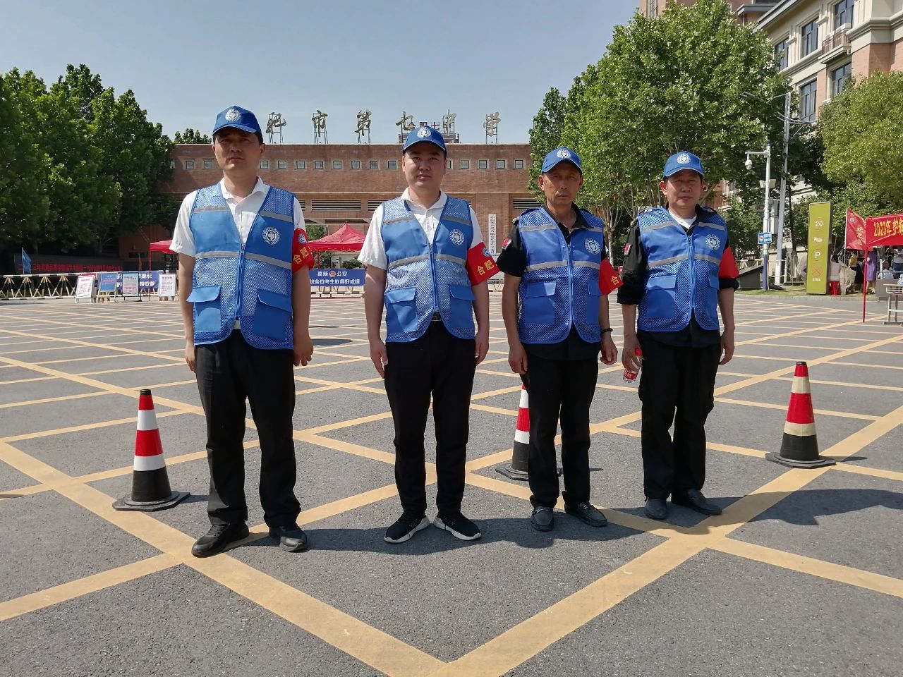 集团义警队员护航高考