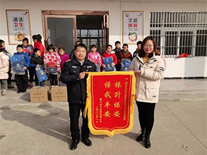 集团霍邱分公司获赠锦旗两面